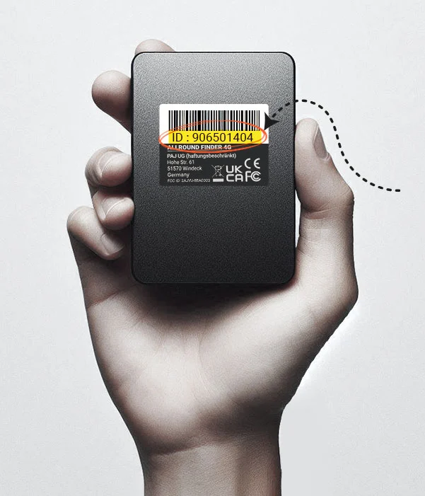 Um rastreador com um ID de dispositivo na parte de trás abaixo de um código de barras